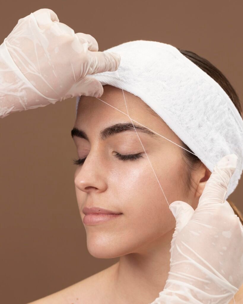 mujer-joven-en-un-salon-de-belleza